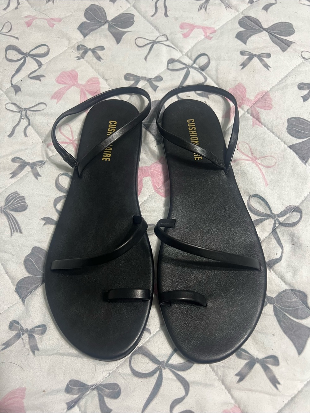 Cushionaire Black Minimalist Toe-Loop Sandals for Women